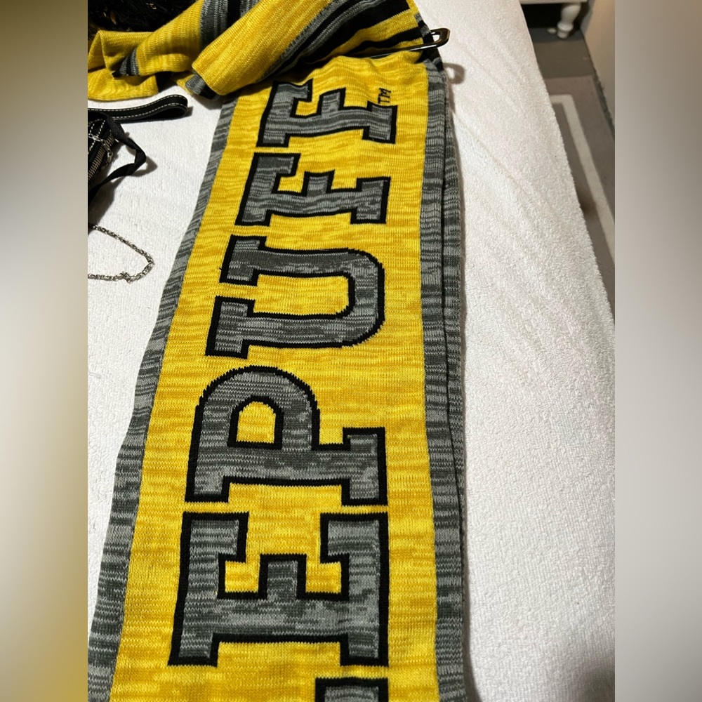 Hufflepuff Harry Potter embroidered scarf patch yellow gray warm fashionNWT - Picture 3 of 5